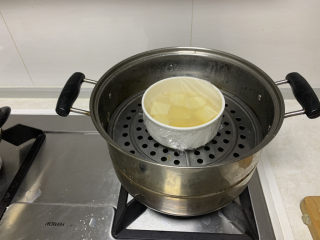 豆腐鸡蛋羹,加盖保鲜膜，扎眼，上蒸锅蒸十分钟