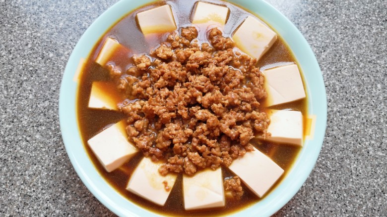 肉沫蒸豆腐,将炒好的肉末带汤汁一起倒入豆腐里面。