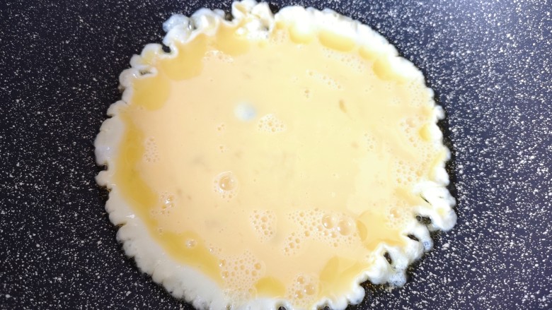 酱油蛋炒饭,炒锅内倒适量的食用油烧热，倒入蛋液。