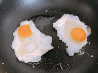 荷包蛋焖面,锅内下油，煎两个荷包蛋。