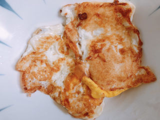荷包蛋焖面,两面煎黄之后把蛋捞起来备用。