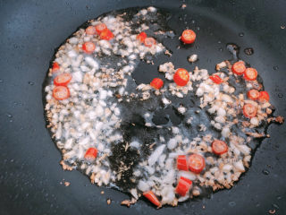 荷包蛋焖面,锅内热油放入蒜末和小米椒爆香。