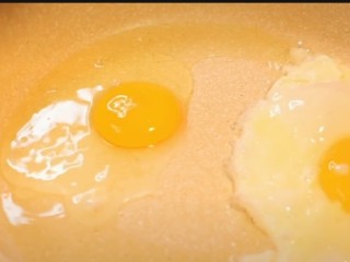 荷包蛋焖面,等油烧热到冒泡在打入鸡蛋，这样鸡蛋更容易煎熟