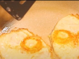 荷包蛋焖面,开中小火将鸡蛋煎至两面焦边