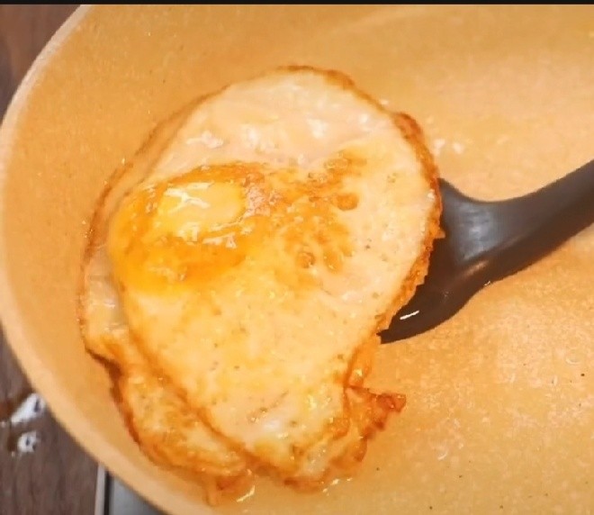 荷包蛋焖面,这样的鸡蛋在撒入点盐就可以直接吃啦超级香