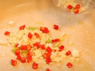 荷包蛋焖面,然后煎蛋剩下的油炒香葱，姜。蒜末和小米椒