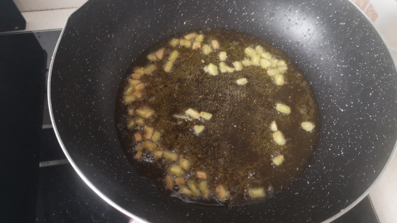 香辣小黄鱼,炸鱼留下的油适量于锅中加姜粒开火，至闻到香味，姜表面微焦黄