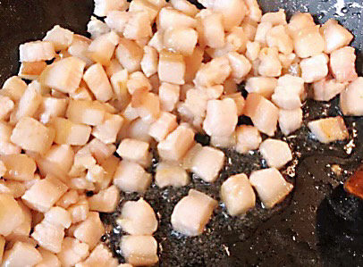 臊子面,先将肥肉丁在锅中煸炒，出香味并炒出油。