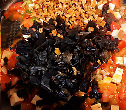 臊子面,黑木耳和黄花菜一起翻炒均匀。五香粉、盐调味。