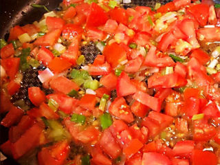 臊子面,另起锅葱花炝锅，放入西红柿翻炒，出汁后加入豆腐干、黑木耳、黄花菜。