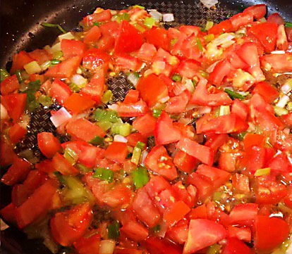 臊子面,另起锅葱花炝锅，放入西红柿翻炒，出汁后加入豆腐干、黑木耳、黄花菜。