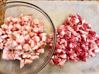臊子面,先做臊子面的肉臊子：五花肉切成丁，把肥肉和瘦肉分开。