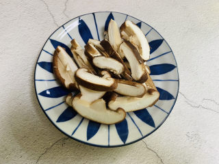 土豆排骨焖饭（电压力锅版）,香菇洗净切片
