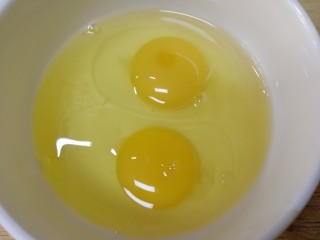 藕丁酸豆角炒鸡蛋,两个鸡蛋。