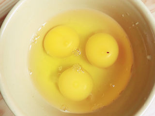 酱油蛋炒饭,准备好鸡蛋，搅拌均匀。