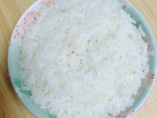 酱油蛋炒饭,准备好隔夜大米饭一碗。
