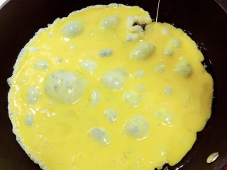 酱油蛋炒饭,锅中倒入适量油，加热至八成热，倒入鸡蛋。