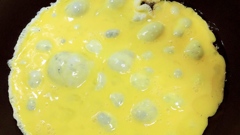 酱油蛋炒饭,锅中倒入适量油，加热至八成热，倒入鸡蛋。