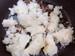 酱油蛋炒饭,倒入米饭，将米粒打散，炒均匀。