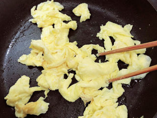酱油蛋炒饭,鸡蛋炒好盛盘待用。