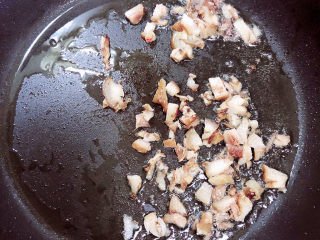 酱油蛋炒饭,锅中倒入适量油，加热至五成热，倒入肘花肉丁翻炒均匀。