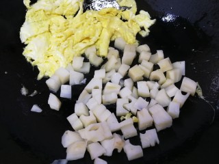 藕丁酸豆角炒鸡蛋,鸡蛋推到一边，下藕丁文火翻炒均匀。