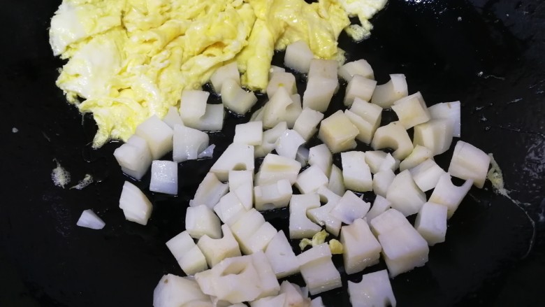 藕丁酸豆角炒鸡蛋,鸡蛋推到一边，下藕丁文火翻炒均匀。