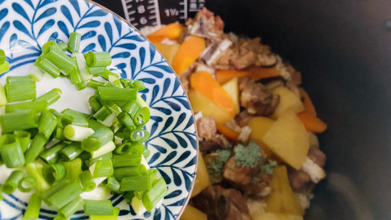 土豆排骨焖饭（电压力锅版）,放入葱花