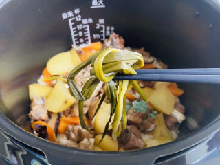 土豆排骨焖饭（电压力锅版）,夹出葱结