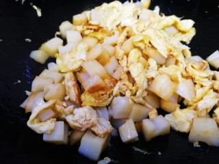 藕丁酸豆角炒鸡蛋,文火和鸡蛋一起炒匀。