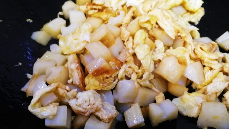 藕丁酸豆角炒鸡蛋,文火和鸡蛋一起炒匀。