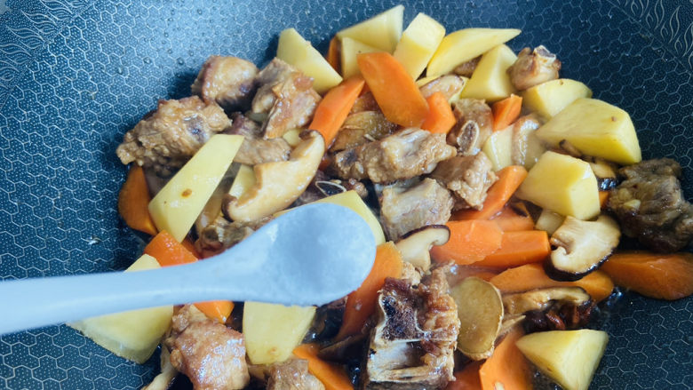 土豆排骨焖饭（电压力锅版）,放入香菇、胡萝卜、土豆翻炒片刻，根据个人口味加入适量盐翻炒均匀