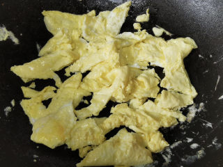 酱油蛋炒饭,鸡蛋先煎一下，煎得不要太熟了，太熟太硬，一会不容易炒散，煎好呈出备用。