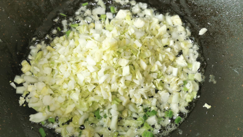 酱油蛋炒饭,先加入包菜碎翻炒，包菜碎的量比较多，所以要先稍微翻炒一会，断一下生。