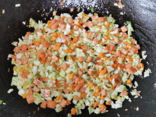 酱油蛋炒饭,胡萝卜和香肠都容易熟，稍微翻炒至颜色变深就可以了。