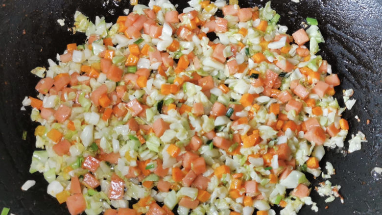 酱油蛋炒饭,胡萝卜和香肠都容易熟，稍微翻炒至颜色变深就可以了。