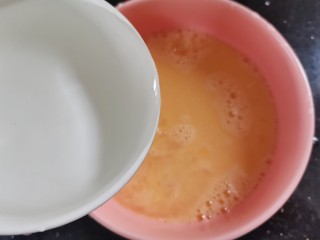 豆腐鸡蛋羹,按1比1.5比例加入温水，充分拌均匀