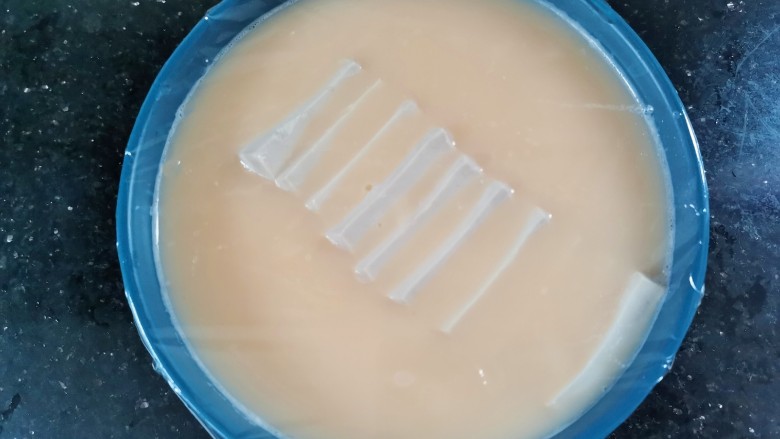 豆腐鸡蛋羹,  盖上保鲜膜，用牙签戳几个孔