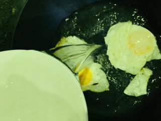 荷包蛋焖面,两面金黄，加入清水