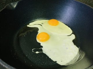 荷包蛋焖面,另起一锅，加少许油，打入鸡蛋