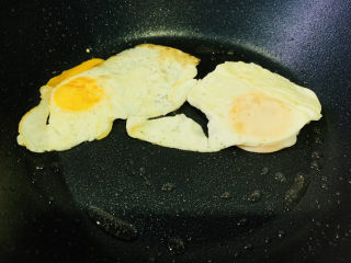 荷包蛋焖面,一面煎黄，翻另一面