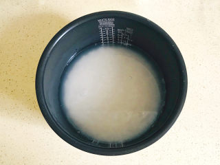 酱油蛋炒饭,提前蒸好米饭，大米洗净，倒入电饭煲里，加适量水