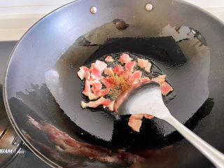 西葫芦炒木耳,加入花椒粉翻炒均匀。