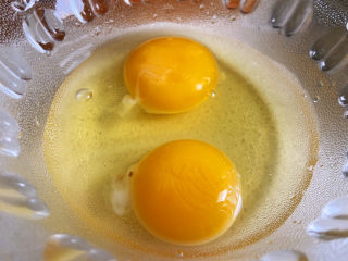 西葫芦炒木耳,两个鸡蛋搅拌成鸡蛋液。