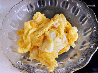 西葫芦炒木耳,把鸡蛋液先摊好盛出来。