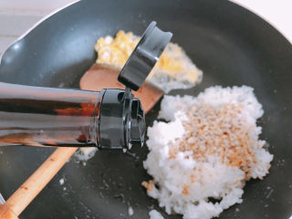 酱油蛋炒饭,往米饭加入酱油。