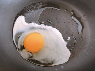 酱油蛋炒饭,打入一颗鸡蛋。