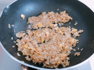 酱油蛋炒饭,把米饭打散到粒粒分明并翻炒。
