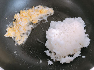 酱油蛋炒饭,把鸡蛋拨到一边，另一边下油，倒入隔夜米饭。