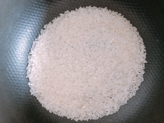 酱油蛋炒饭,淘一把单人份的米。